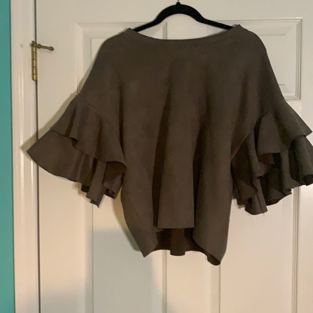 Short sleeve top with ruffles